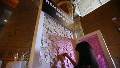 Vzpomínková tabule věnovaná obětem tragédie letu MH17.