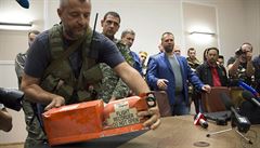 Separatisté p�edávají �erné sk�í�ky malajsijským expert�m. TI konstatovali, �e...