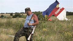 Ozbrojený separatista u trosek zíceného malajsijského letadla.