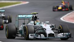 Nico Rosberg kvli dvma výjezdm safety caru ztratil vedení v závod.