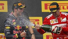 Daniel Ricciardo dostává sprchu od Fernanda Alonsa.