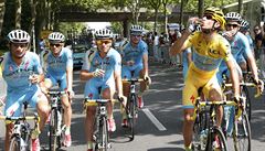 Vít�z Tour Vincenzo Nibali si p�ipíjí �ampa�ským se svými kolegy ze stáje...