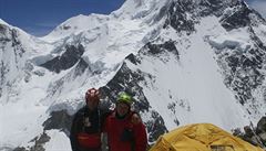 Český horolezec Radek Jaroš (vlevo) v základním táboře pod vrcholem K2 v pohoří...