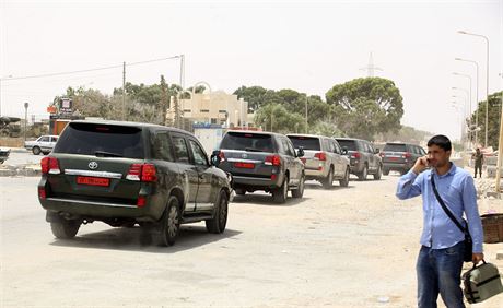 Neurená diplomatická auta opoutjí Libyi.
