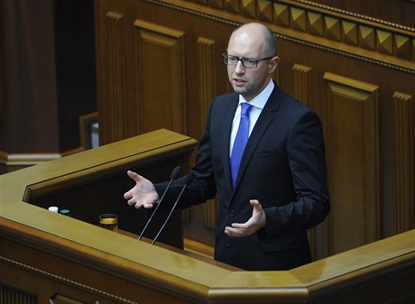 Arsenij Jaceuk hovoí v ukrajinském parlamentu.