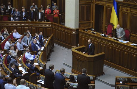 Zasedání ukrajinského parlamentu. U enického pultu premiér Arsenij Jaceuk.