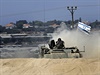 Izraelské vojenské vozidlo poblí hranic.