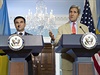 Americký ministr zahranií John Kerry (vpravo) se svým ukrajinským protjkem...