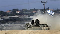 Izraelské vojenské vozidlo poblí hranic.