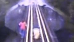 eny peily pod projídjícím vlakem.