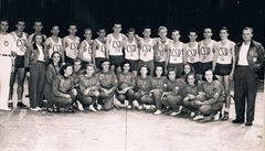 Basketbalová drustva na Akademických hrách v Paíi v roce 1947.