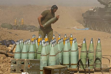 Izraelský dlostelec dopluje munici