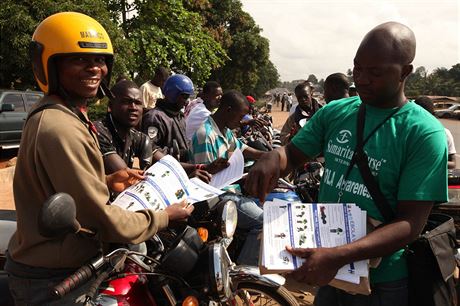Kesanská nadace Samaritan's Purse rozdává návody, jak se s ebolou vypoádat.