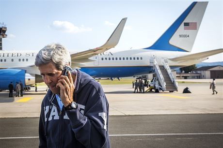 John Kerry na telefonu v Nmecku
