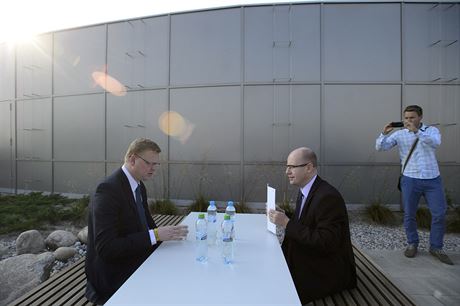 Premiér Bohuslav Sobotka (vpravo) a místopedseda vlády pro vdu, výzkum a...