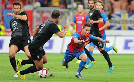 Milan Petrela se marn probíjí rumunskou obranou.