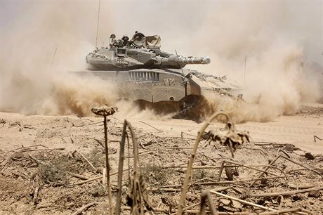 Izraelsk tank se stahuje z Psma Gazy.