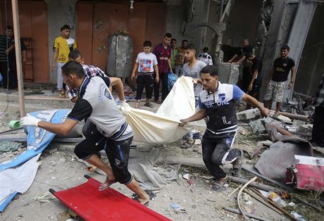 Palestinci odnej tlo eny zabit pi izraelskm leteckm deru (Rafh).