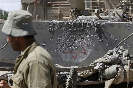 Izraelský voják u armádní ambulance zasaené stelou z palestinského minometu.