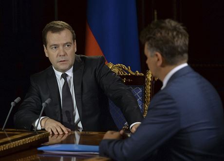 Jak to provedeme? Rusk premir Dmitrij Medvedv s ministrem dopravy Maximem...