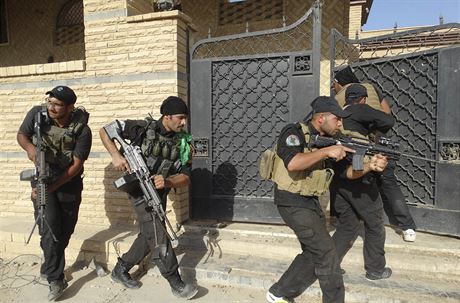Písluníci iráckých speciálních jednotek (ISOF) zasahují proti extremistm ze...