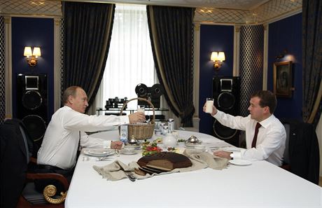 Hostina v uvolnné atmosfée. Vladimir Putin (vlevo) a Dmitrij Medvedv si...