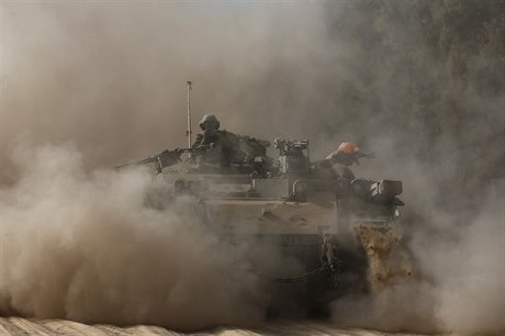 Izraelský voják na obrnném transportéru na hranicích Gazy