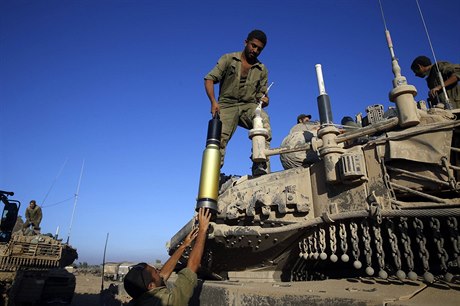 Izraelský voják dopluje munici tanku na hranicích s Gazou