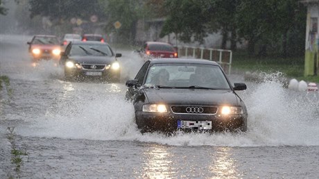 Auta projídjí zatopenou Bratislavou