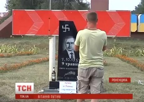 Putinv náhrobek umístný v jednom ukrajinském msteku.