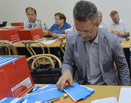 Sociální demokraté sítali 6. srpna v Praze hlasy vnitrostranického referenda,...