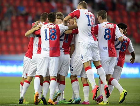 Hráči SK Slavia Praha se radují z gólu.