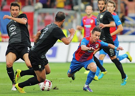Milan Petržela se marně probíjí rumunskou obranou.