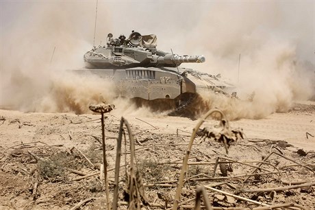 Izraelský tank se stahuje z Pásma Gazy.