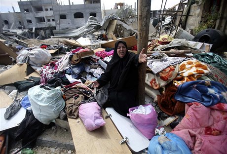 Palestinka se snaí shromádit svj majetek z trosek svého píbytku (Rafáh).