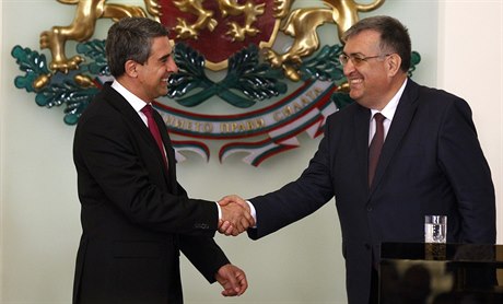 Bulharský prezident Rosen Plevneliev (vlevo) gratuluje novému pedsedovi...