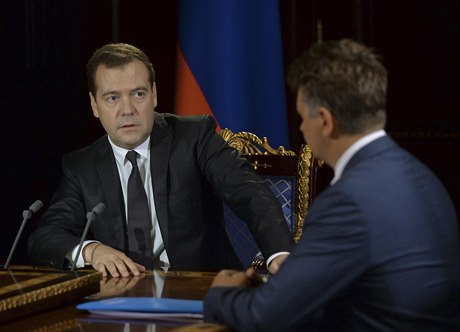 Jak to provedeme? Ruský premiér Dmitrij Medvedv s ministrem dopravy Maximem...