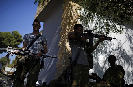 Izraeltí vojáci kontrolují své zbran poblí hranice Pásma Gazy.