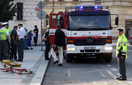 idi BMW v úterý srazil a zabil dívku. Od místa nehody na praském námstí...