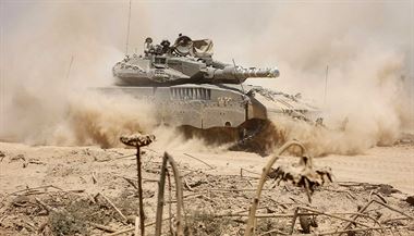 Izraelsk tank se stahuje z Psma Gazy.