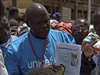 Pracovník UNICEF objasuje preventivní opatení proti nákaze.