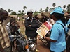 Pracovníci UNICEF vysvtlují píznaky eboly a prevenci.