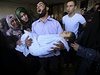 Píbuzní oplakávají palestinskou holiku zabitou pi náletech