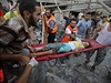 Palestintí zdravotníci vynáejí zranné po izraelských náletech