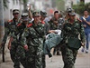 Záchranái transportují zranné lidi po zemtesení v provincii Jün-nan na jihu...