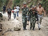 Záchranái odnáení zranné lidi po zemtesení v provincii Jün-nan na jihu íny