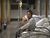 Mu se zranným díttem eká v nemocnici na lékaské oetení. Obyvatele...