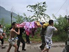 Evakuace zranných po zemtesení v provincii Jün-nan na jihu íny