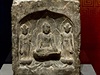 Kamenná stéla s Buddhou a dvma bódhisattvy z období dynastie Tchang