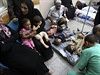 Zdravotníci oetují dti v nemocnici v Rafáhu.